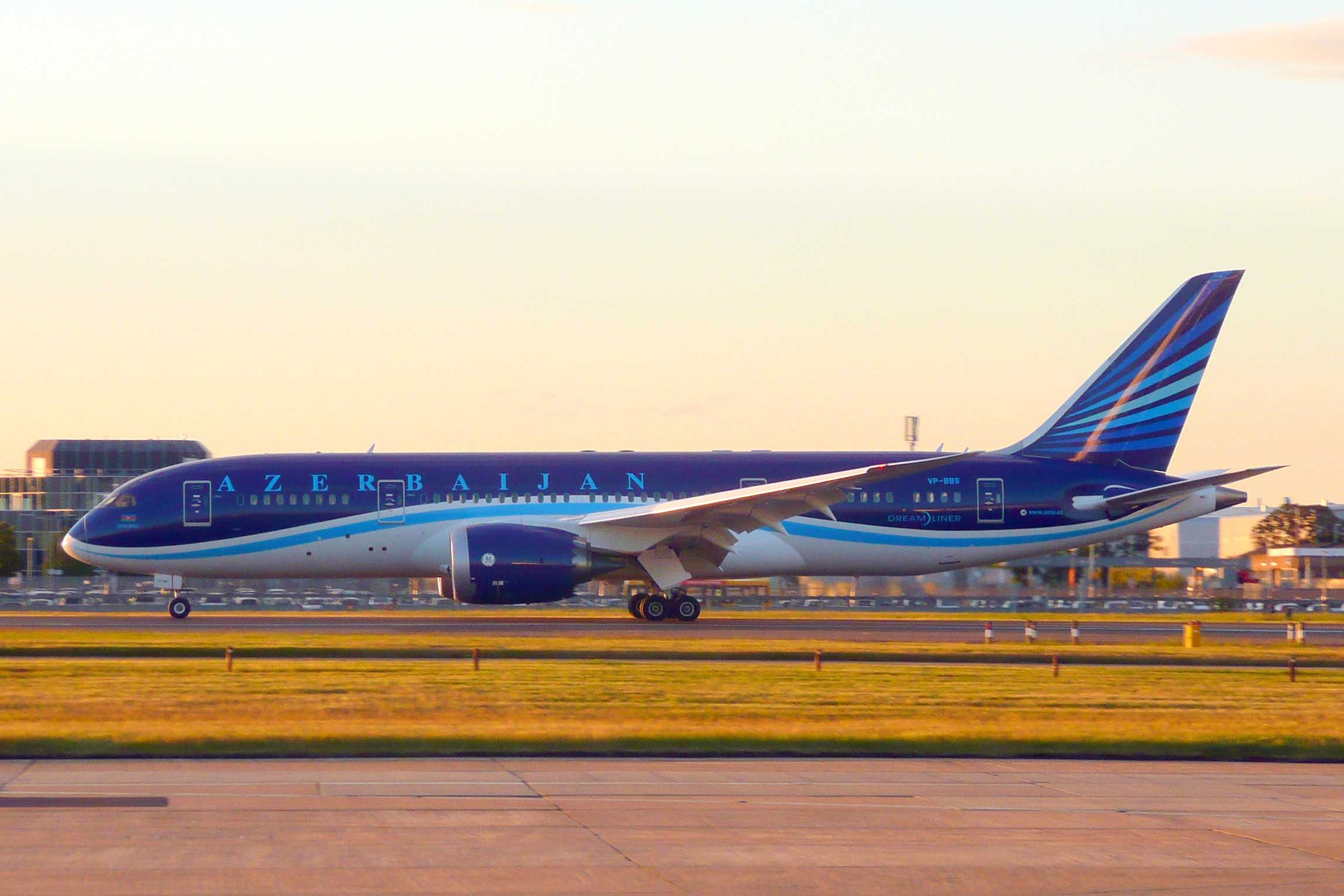 2016-02/azal-azerbaijan-airlines-boeing-787-8-dreamliner-vp-bbs-lhr.jpg